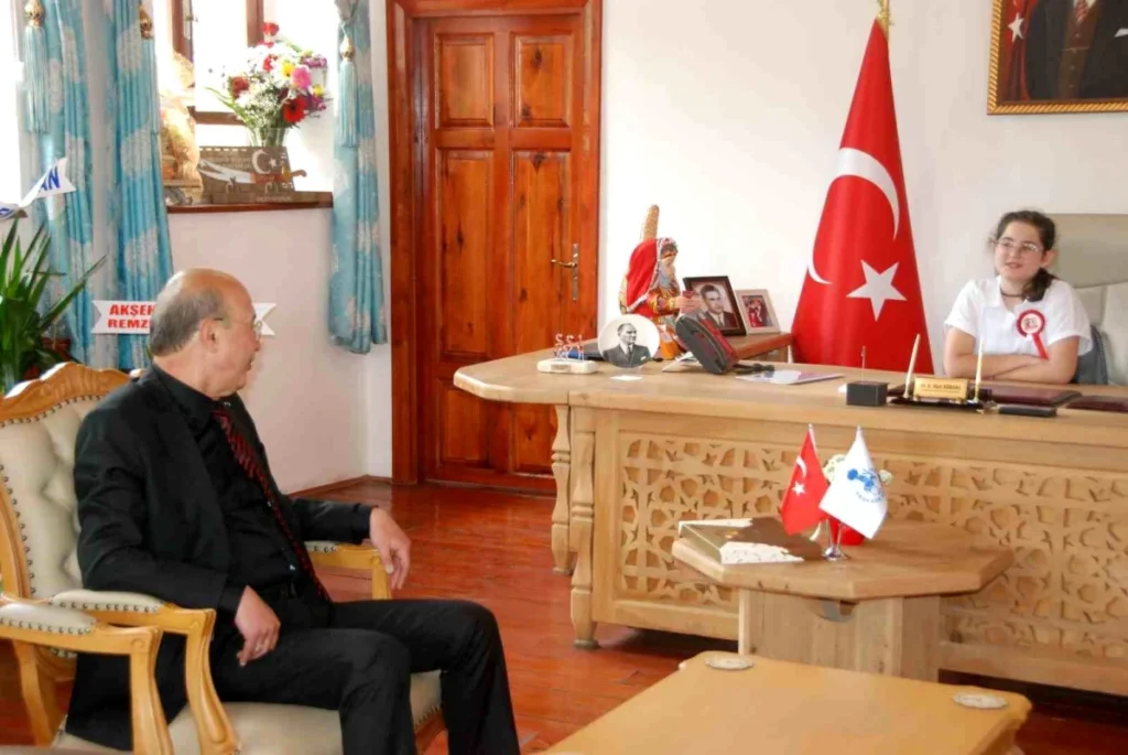 Akşehir Belediye Başkanı, 23 Nisan’da çocuklara koltuğunu devretti
