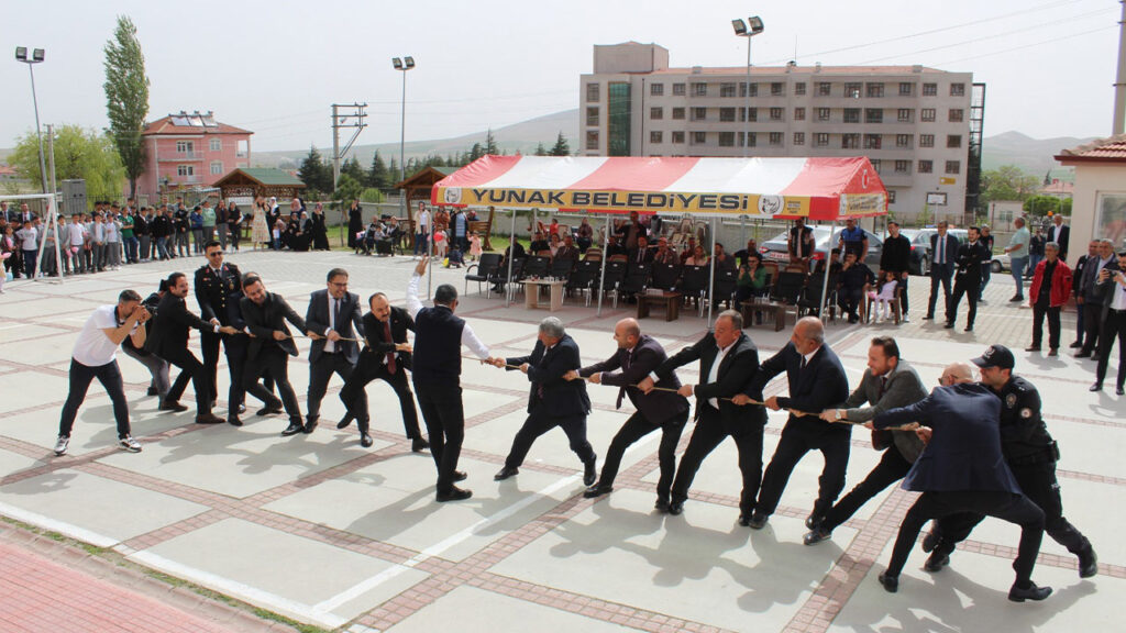 ‘Çocuk Bayramı’nda protokol halat çekti: Yere düştüler